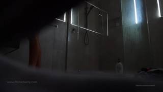 Versteckte Kamera in einer öffentlichen Dusche filmt diese nackte Frau! Versteckte Kamera in einer öffentlichen Dusche filmt diese nackte Frau!