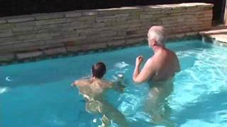 Brenden Sharpe bekommt am Pool den Schwanz gelutscht