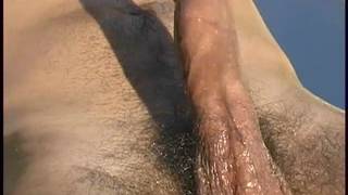 Paco lässt sich den Schwanz von einem alten schwulen Lustmolch im Freien wichsen
