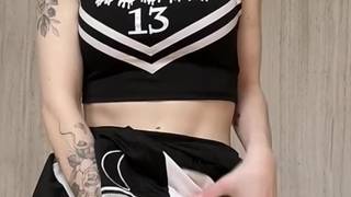 Nette sexy Cheerleaderin zeigt, was sie tun kann, um uns anzutörnen