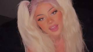 Süße Blondine saugt einen Dildo für die Aussicht