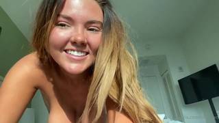 Amateur-Mädchen liebt den Saft ihrer eigenen Muschi