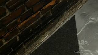 Tätowierte Hottie masturbiert ihre Muschi für die Kamera.