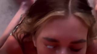 Hübsche Schlampe gibt ihm einen Blowjob