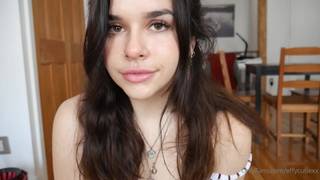 Brünette Teen in Strümpfen und Dessous nur für Sie