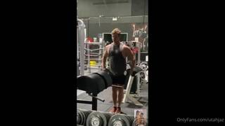 Er fickt im Badezimmer eine Blondine, die er gerade im Fitnessstudio kennengelernt hat Er fickt im Badezimmer eine Blondine, die er gerade im Fitnessstudio kennengelernt hat