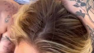 Tätowierter Kerl wird draußen von Savvy Suxx und Freund flachgelegt