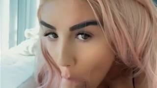 Mädchen streichelt ihre Muschi mit einem Vibrator gefickt Mädchen streichelt ihre Muschi mit einem Vibrator gefickt