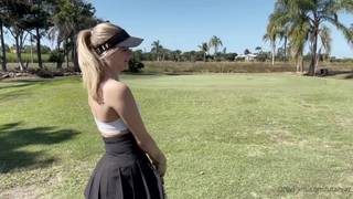 Blondine saugt den Schwanz ihres Freundes im Auto, Blondine saugt den Schwanz ihres Freundes im Auto,
