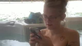 Blonde Amateurin, die sich nackt per Webcam in einem Pool filmt