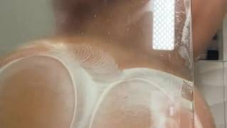 Zwei schöne twerk Mädchen in der Dusche