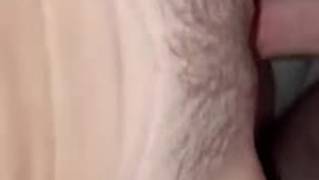 Er fickt sie so gut, dass sie mit gerollten Augen auf dem Bett liegt