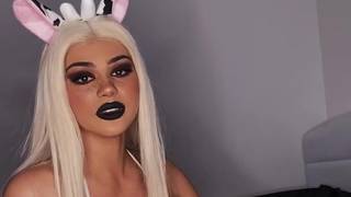 Blondine im sexy Bikini Cosplay will für dich geil werden