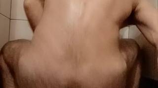 Boysxxx02 spreizt einen riesigen Dildo und schluckt sein Sperma