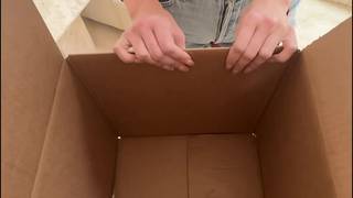 Elly Clutch erhält ein Paket mit einem echten Schwanz darin