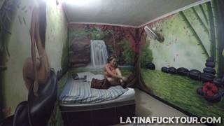 Latina mit dicken Titten saugt den Schwanz vor dem Ficken