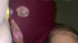 Schwarze transsexuelle Frau mit einer Maske hämmert weißen Arsch