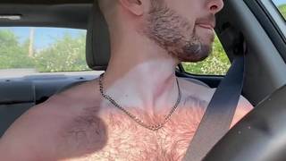 Der Hengst Lydian Grey wichst sich in seinem Auto in der Sonne!