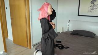 Die Teenagerin Kiara J masturbiert leidenschaftlich auf einem Kissen