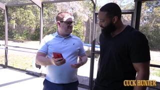 Ellie Tay fickt einen harten BBC, während ihr Ehemann zusieht