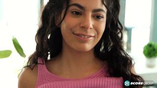 Angel Gostosa, süßes und kokettes Mädchen fingert sich die Muschi