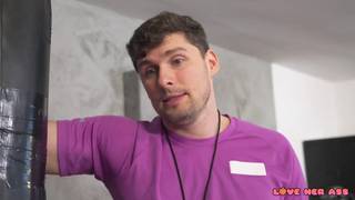 Sofia Lee fickt ihren Trainer nach dem Trainingsshirt