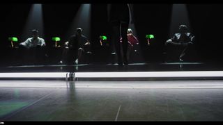 Parasitierte Rebelle gezwungen, ihre Schenkel zu spreizen und sich zu masturbieren