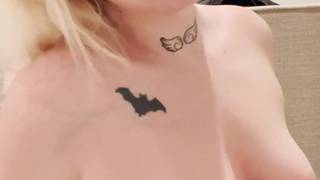 Amateur blonde Amateur-Mädchen spielt mit ihrer heißen Pussy