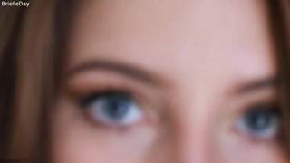 Aufregende Brünette macht sich nackt für die Kamera