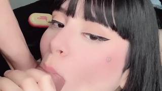 Schönes brünettes Modell gibt sich eine Fellatio