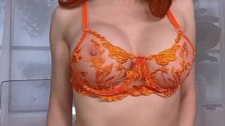 Rotschopf Amouranth zeigt ihren Körper vor der Kamera