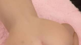 Er will uns davon überzeugen, dass das Lutschen dieses Dildos das Beste ist