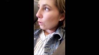 Geile Schlampe fingert sich im Flugzeug