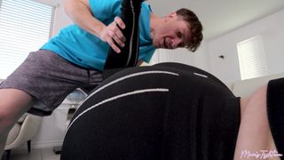 MILF Sydney Paige fickt ihren geilen Stiefsohn nach dem Yoga