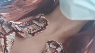 French LittleAngel84 schiebt sich eine Gurke in den Arsch hinter dem Laden