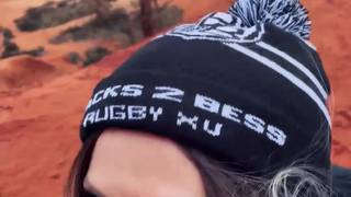 LittleAngel84 wird im Wald einen großen harten Schwanz jagen