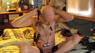 Alter schwuler BDSM mit einem alten Mann, der Lust und Schmerz will Alter schwuler BDSM mit einem alten Mann, der Lust und Schmerz will
