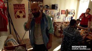 Der Ehemann will seinen Frau heute gerne mit jedem teilen