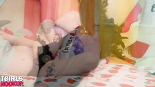 Eine Transe, die zum Vergnügen alles in ihren Arsch nimmt