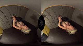 Extrem heißes Gloryhole mit Gangbang in der virtuellen Realität