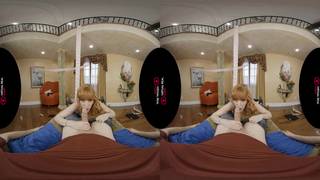 In VR spreizt eine Blondine einen Mann in POV und liebt es