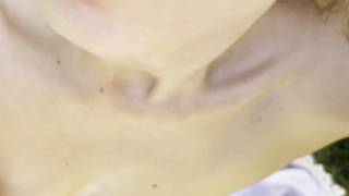 Die verführerischste Blondine saugt seinen Schwanz tief im Garten