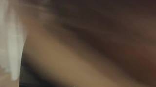 Er bittet sie, sich auszuziehen und spritzt schließlich in ihr Arschloch.