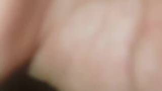 Video einer Milf, die in den Arsch gefickt wird, und sie mag es sehr