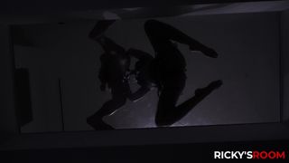 Kira lässt sich von Air Thugger in der Dunkelheit der Nacht ficken