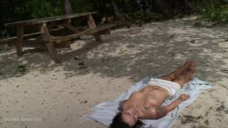 Sie fand die perfekte Stelle am Strand für süße Masturbation