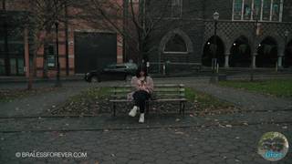 Brunette Babe geht in die Bibliothek und zeigt uns ihre Titten