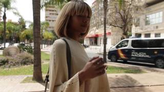 Blonde schwarze Frau zeigt ihre Titten auf der Straße ohne Angst