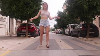 Das erste Mal, dass Cassandra ihre Titten auf der Straße gezeigt hat Das erste Mal, dass Cassandra ihre Titten auf der Straße gezeigt hat