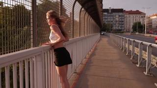 Blondes Teenie-Mädchen tourt durch die Stadt und zeigt ihren Körper